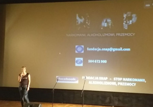 Zdjęcie pani która podaje kontakt do numerów alarmowych