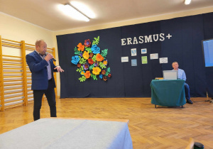 Dyrektor Szkoły podsumowuje program Erasmus na tle przygotowanej scenerii