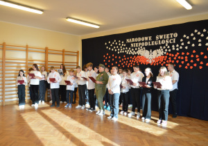 Grupa biorąca udział w przedstawieniu śpiewa