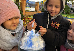 dzieci oglądają reakcje chemiczną zachodzącą w naczyniu