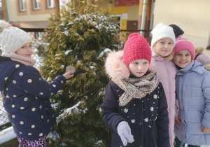 Uczennice pozują do fotografii