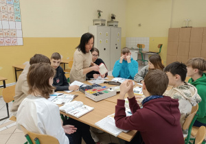 Nauczyciel tłumaczy tworzenie wiązań.