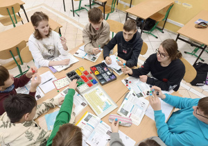 Grupa uczniów tworzy wiązania chemiczne.