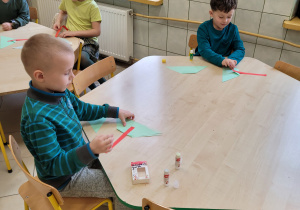 Na koniec wykonaliśmy pracę plastyczną- żabkę logopedyczną do ćwiczeń oddechowych.