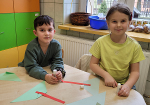 Na koniec wykonaliśmy pracę plastyczną- żabkę logopedyczną do ćwiczeń oddechowych.