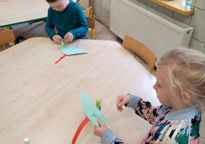 Na koniec wykonaliśmy pracę plastyczną- żabkę logopedyczną do ćwiczeń oddechowych.