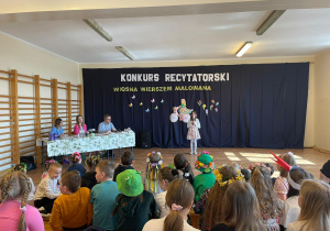 Występ uczestników konkursu recytatorskiego