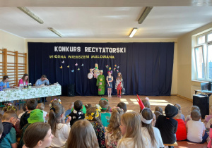 Występ uczestników konkursu recytatorskiego