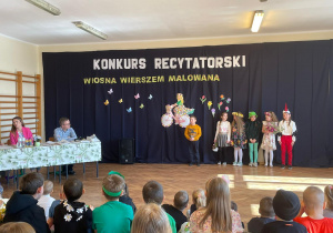 Występ uczestników konkursu recytatorskiego