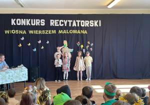 Występ uczestników konkursu recytatorskiego