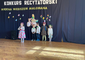 Występ uczestników konkursu recytatorskiego