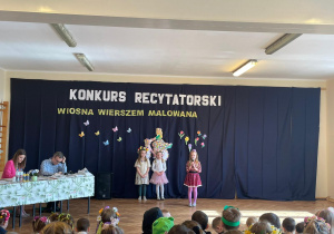 Występ uczestników konkursu recytatorskiego