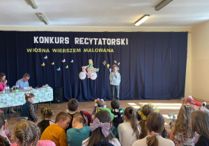 Występ uczestników konkursu recytatorskiego