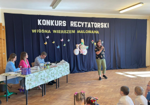 Występ uczestników konkursu recytatorskiego