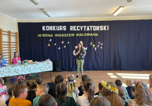 Występ uczestników konkursu recytatorskiego