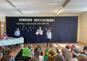 Występ uczestników konkursu recytatorskiego