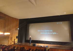 Pani przemawia na scenie do publiczności