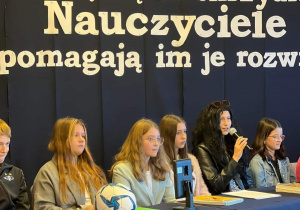 Uczniowie występują siedząc