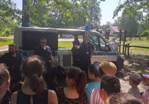 Policjanci instruują dzieci o zasadach bezpieczeństwa