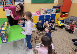 Uczniowie wykonujący doświadczenie.