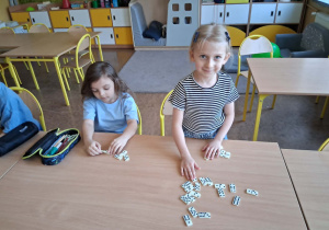 Dzieci grają w domino