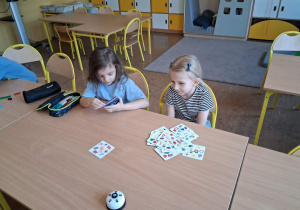 Dzieci grają w karty dopasowując figury na czas